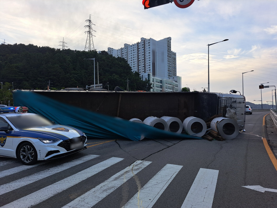 부산서 교차로 유턴하다 25톤 트럭 쓰러져…60대 운전자 경상
