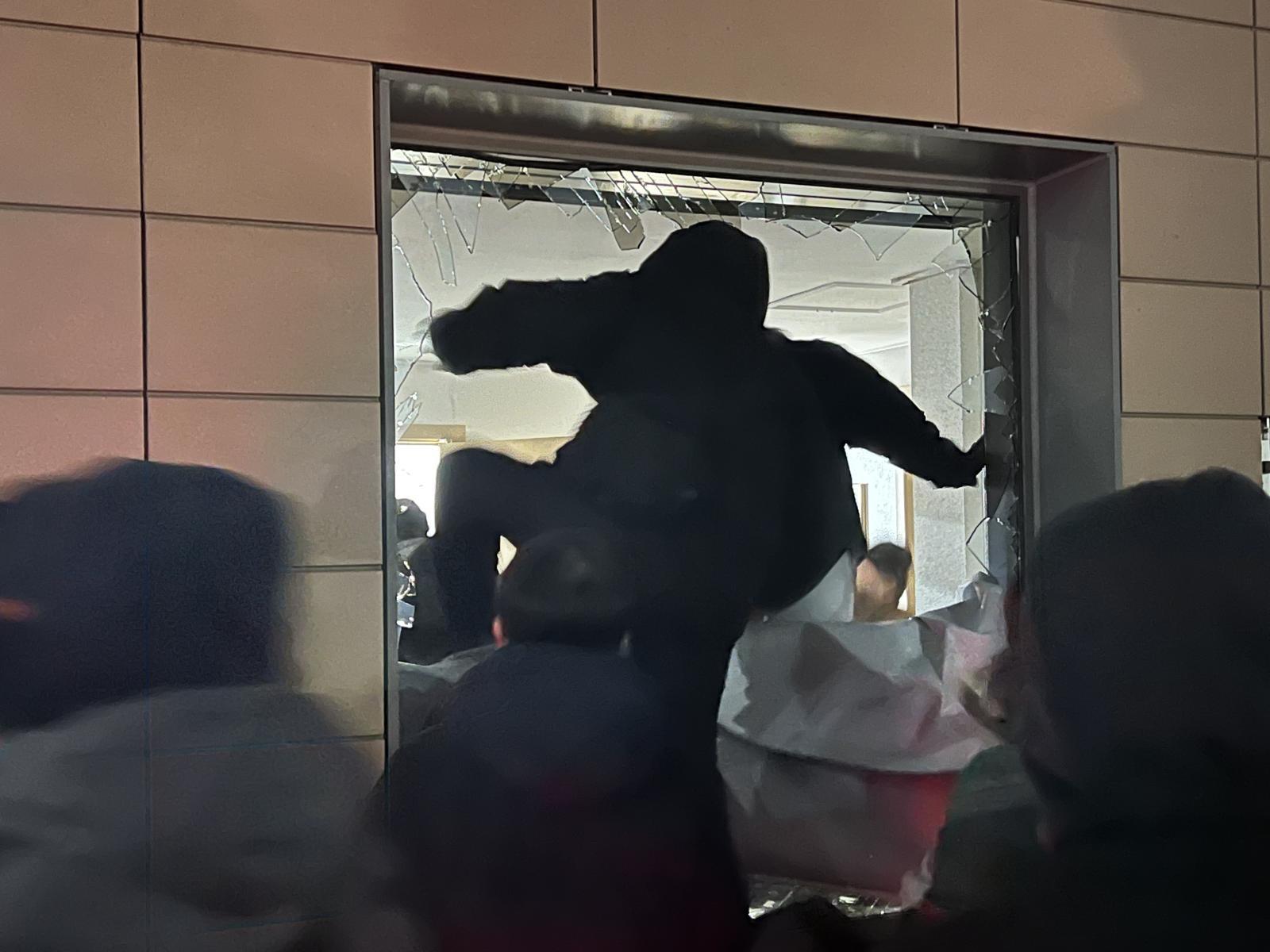 3층까지 침입 ‘서부지법 난동’ 30대, 징역 10개월