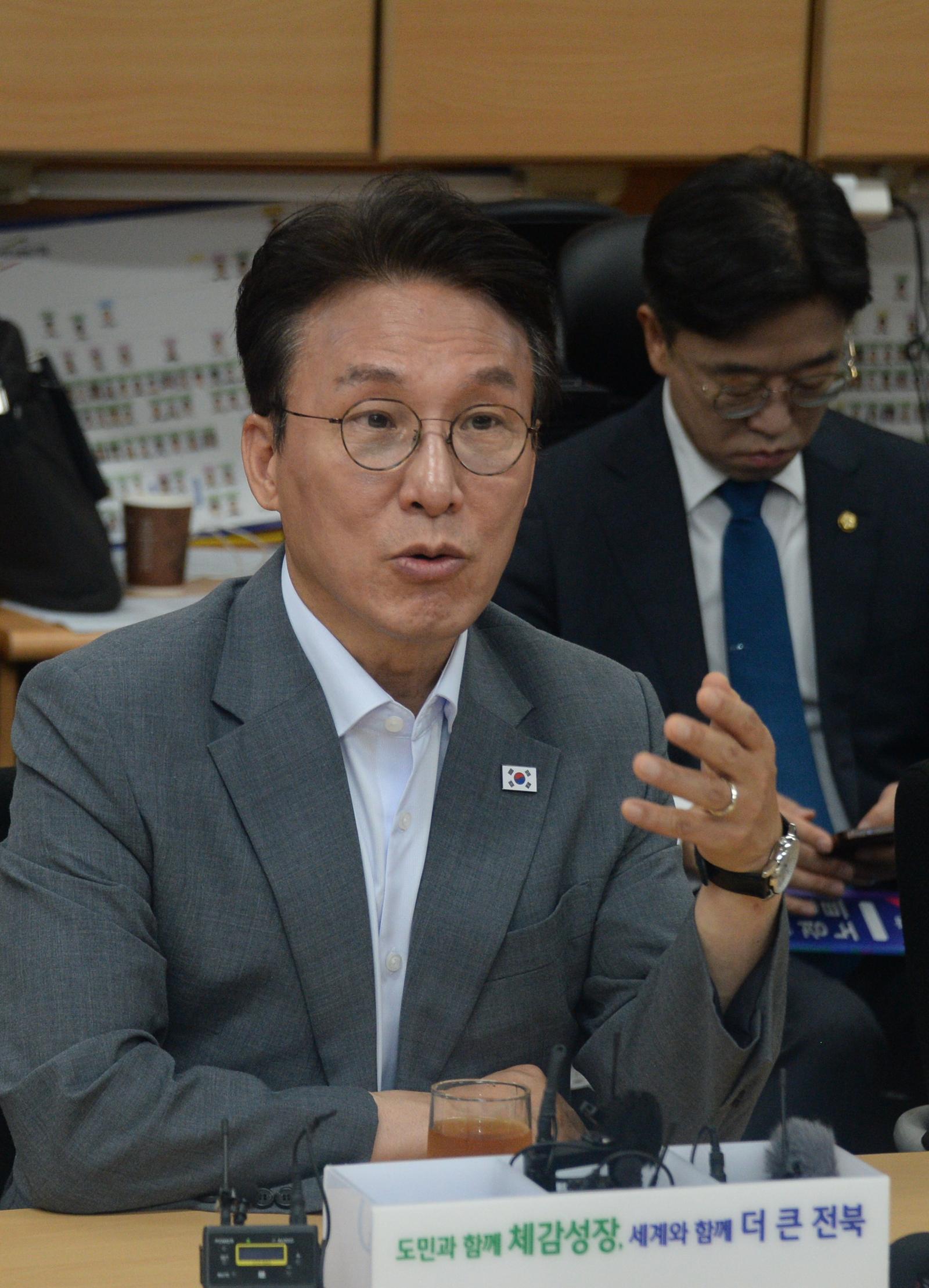 김민석 전 국무총리가 10일 전북 전주시 전북특별자치도청 기자실을 방문해 간담회를 갖고 질의에 답변하고 있다. 2026.07.10 [전주=뉴시스]
