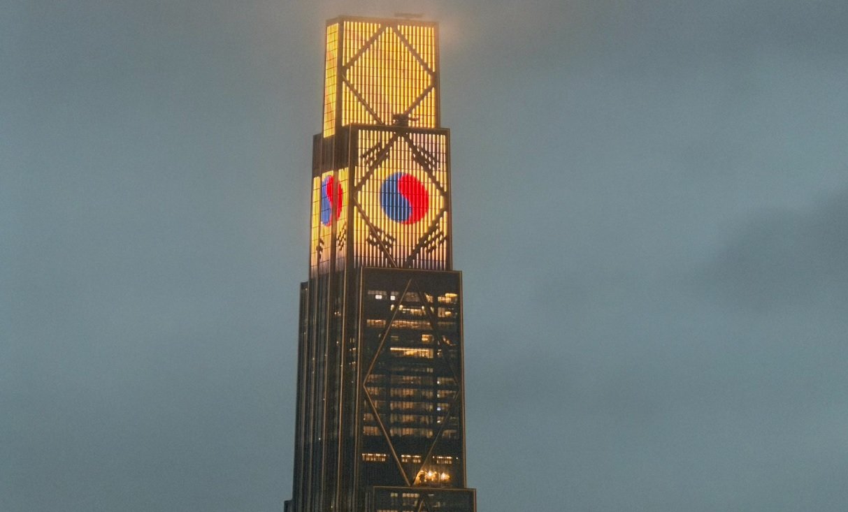 ‘SK하이닉스 美 상장 기원’…뉴욕 JP모건 건물에 뜬 태극기