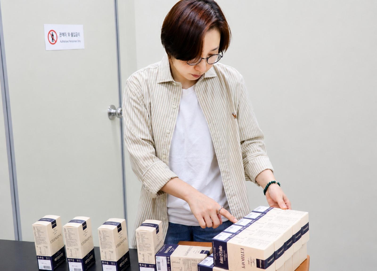 제품을 확인 중인 정민경 오땡스 대표 / 출처=IT동아