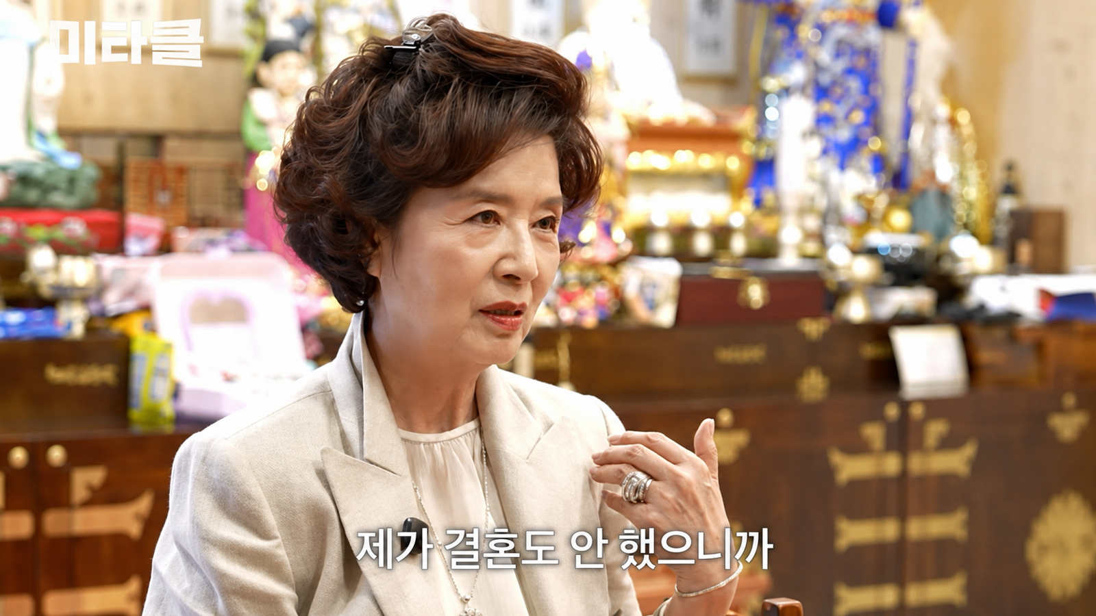 배우 윤미라가 유튜브에서 결혼하지 않은 삶과 말년의 외로움을 고백했다. 유튜브 ‘윤미라’ 화면