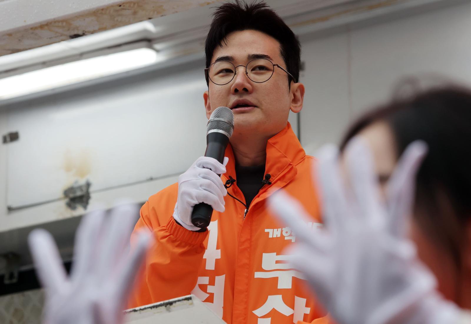 제9회 전국동시지방선거 공식 선거운동 첫날인 21일 부산 연제구 연산교차로에서 정이한 개혁신당 부산시장 후보 등이 출근길 시민들에게 인사하며 지지를 호소하고 있다. 2026.05.21 [부산=뉴시스]
