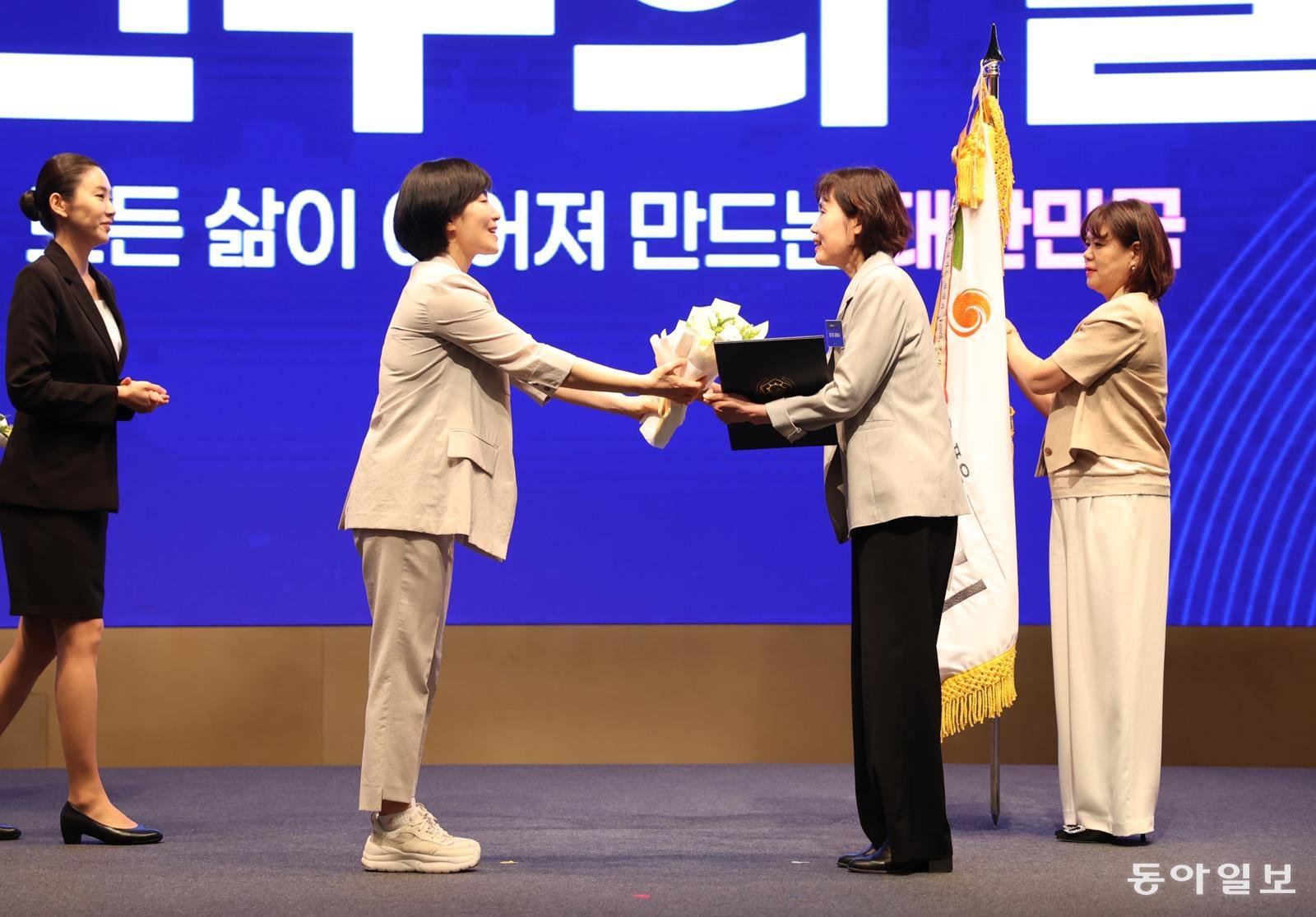 최혜민 광명시 부시장(오른쪽)이 10일 오후 서울 중구 웨스틴 조선호텔에서 열린 보건복지부 주관 ‘2026년 제15회 인구의 날’ 기념행사에서 현수엽 보건복지부 제1차관 사진으로부터 인구정책 유공 분야 대통령 표창을 받고 있다. 광명시 제공