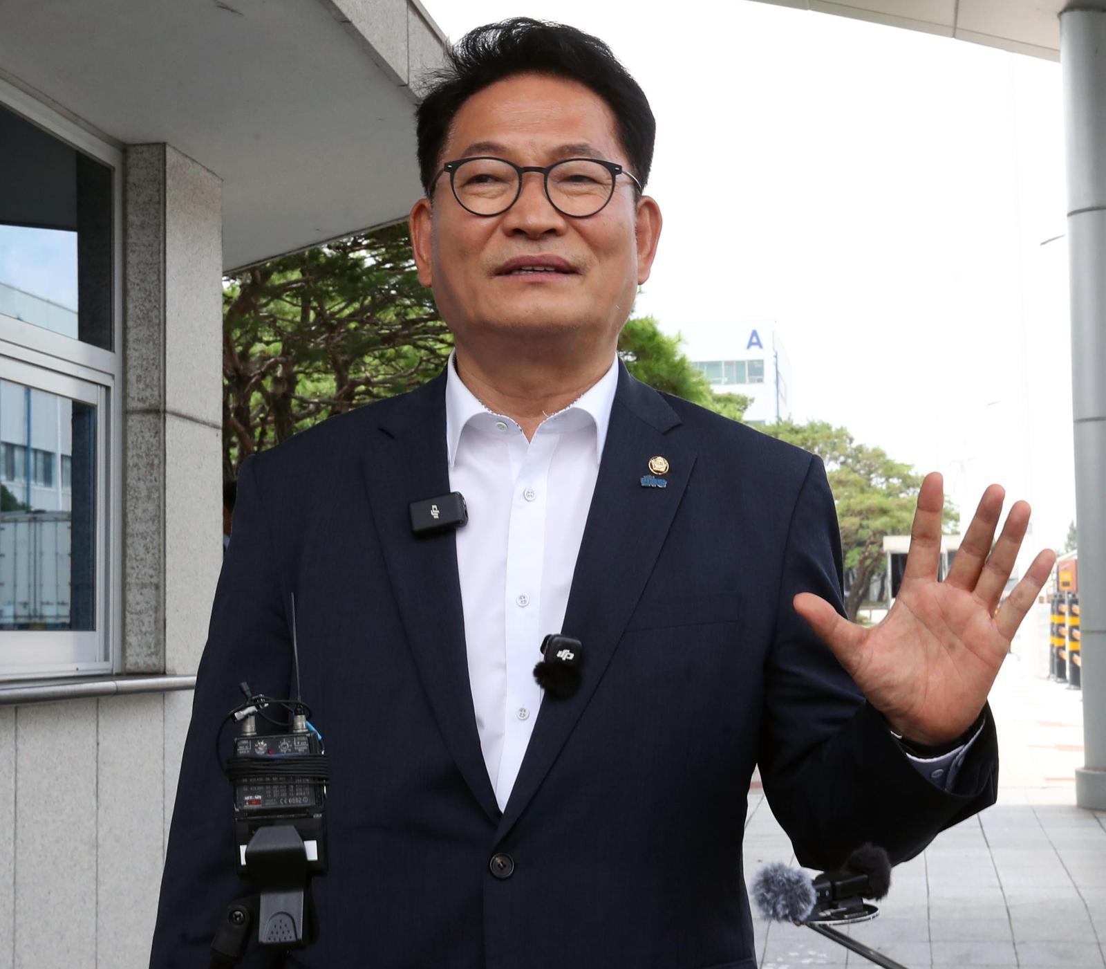 당 대표 출마를 선언한 송영길 전 대표는 10일 전남광주통합특별시 광산구 삼성전자 광주사업장을 찾았다. 광주=뉴스1