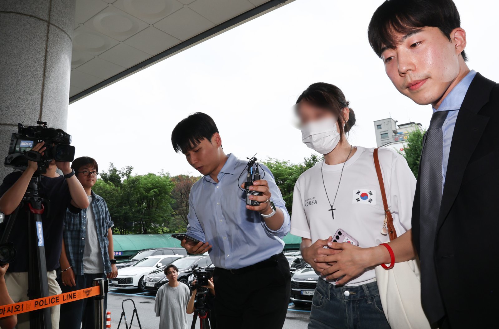올다르크, 태극기 로고 셔츠 입고 경찰 출석…“자유민주주의 대가 치르겠다”