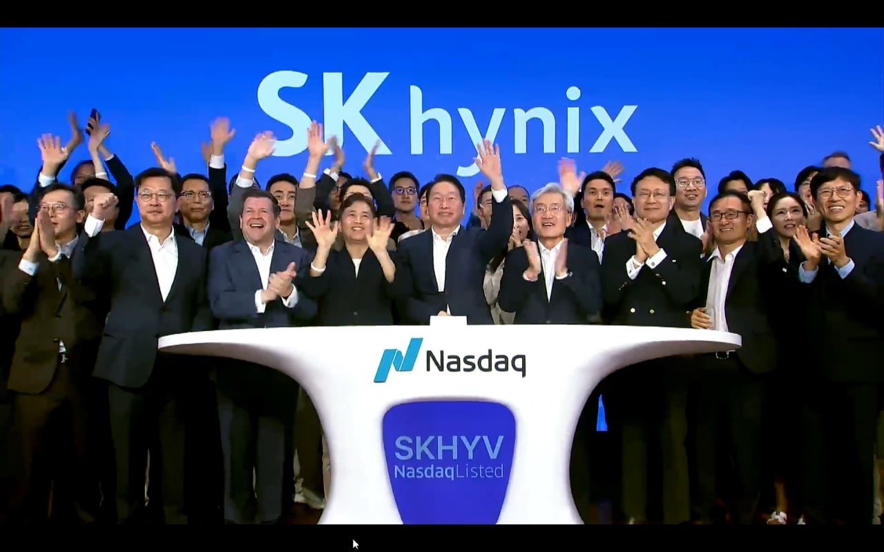최태원 SK그룹 회장과 임직원들이 10일(현지 시간) 미국 나스닥 ADR 상장 세리머니를 하고 있다. SK하이닉스 유튜브 캡쳐