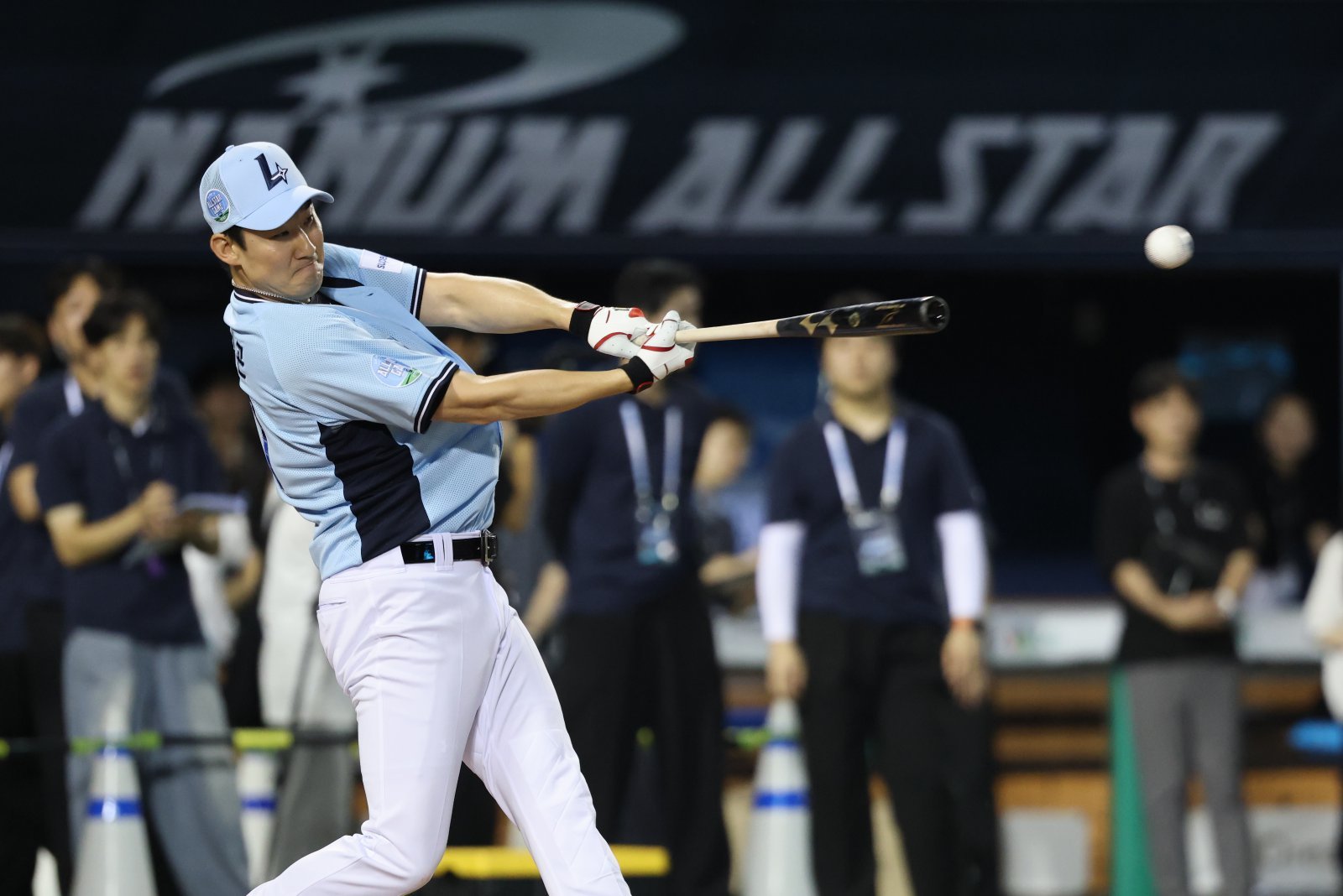 SSG 랜더스 오태곤이 10일 서울 송파구 잠실야구장에서 열린 ‘2026 프로야구 KBO 올스타 프라이데이’ 컴투스프로야구 홈런더비 결승에서 힘차게 타격하고 있다. 2026.7.10 뉴스1
