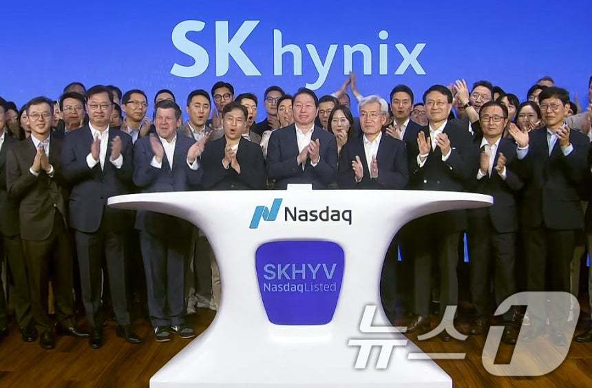 최태원 SK그룹 회장, 곽노정 SK하이닉스 대표이사를 비롯한 임직원들이 10일 미국 뉴욕 나스닥 타워에서 주식예탁증서(ADR) 나스닥 시장 상장 세리머니를 하고 있다. SK하이닉스 유튜브 캡처