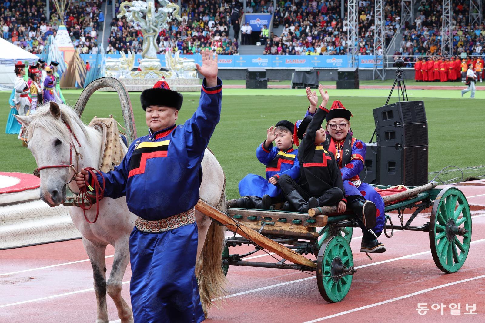 11일(현지시간) 몽골 울란바타르 국립체육경기장에서 나담축제 개막 행사가 열리고 있다. 나담축제는 몽골의 자유와 독립 정신을 기리는 국가적 행사로, 매년 7월 열리는 몽골 최대 전통 축제다. 울란바타르=김재명 기자 base@donga.com