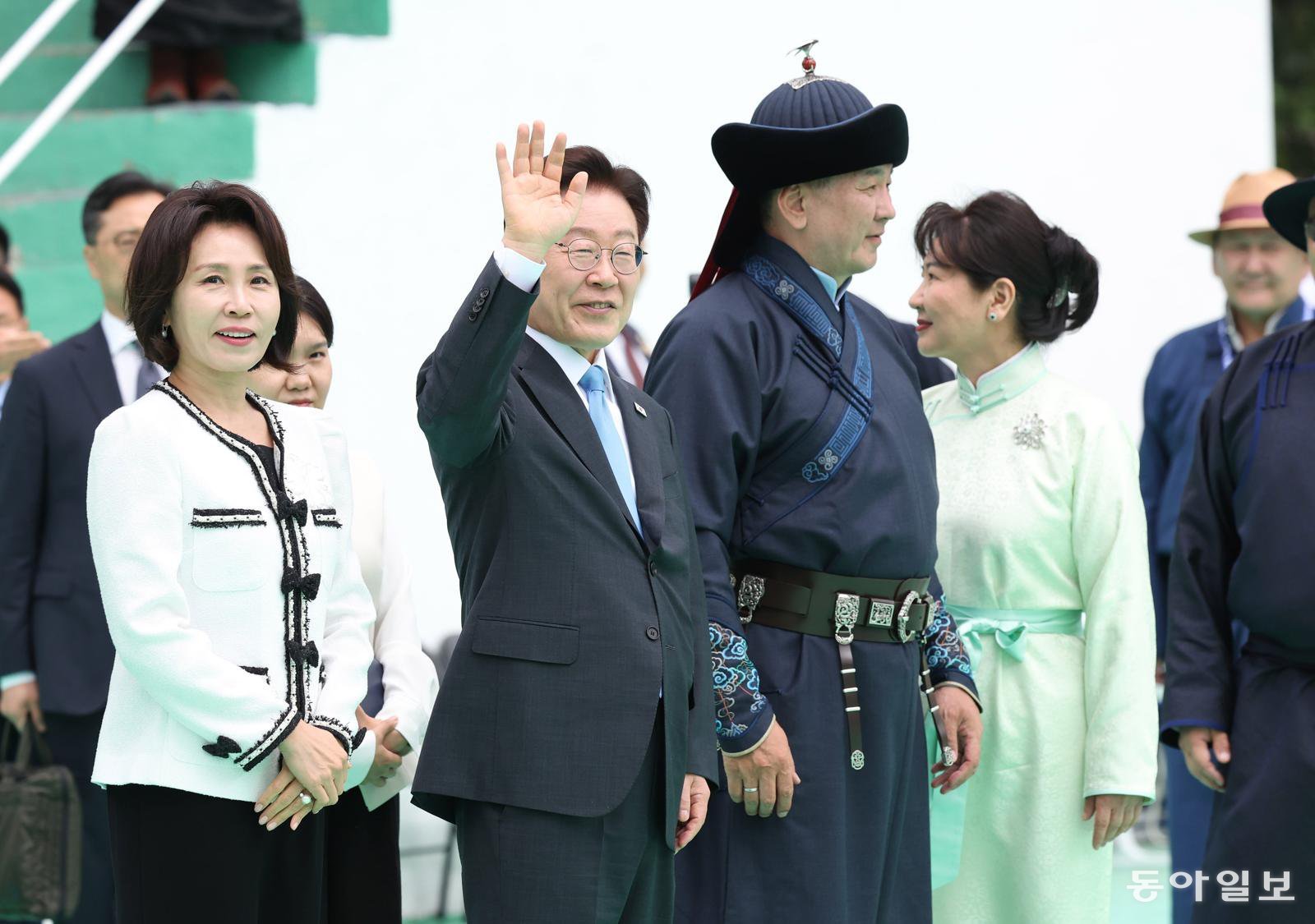 이재명 대통령이 11일(현지시간) 몽골 울란바타르 전통활 쏘기경기장에 도착해 인사하고 있다. 오른쪽은 몽골 오흐나 후렐수흐 대통령 부부. 울란바타르=김재명 기자 base@donga.com