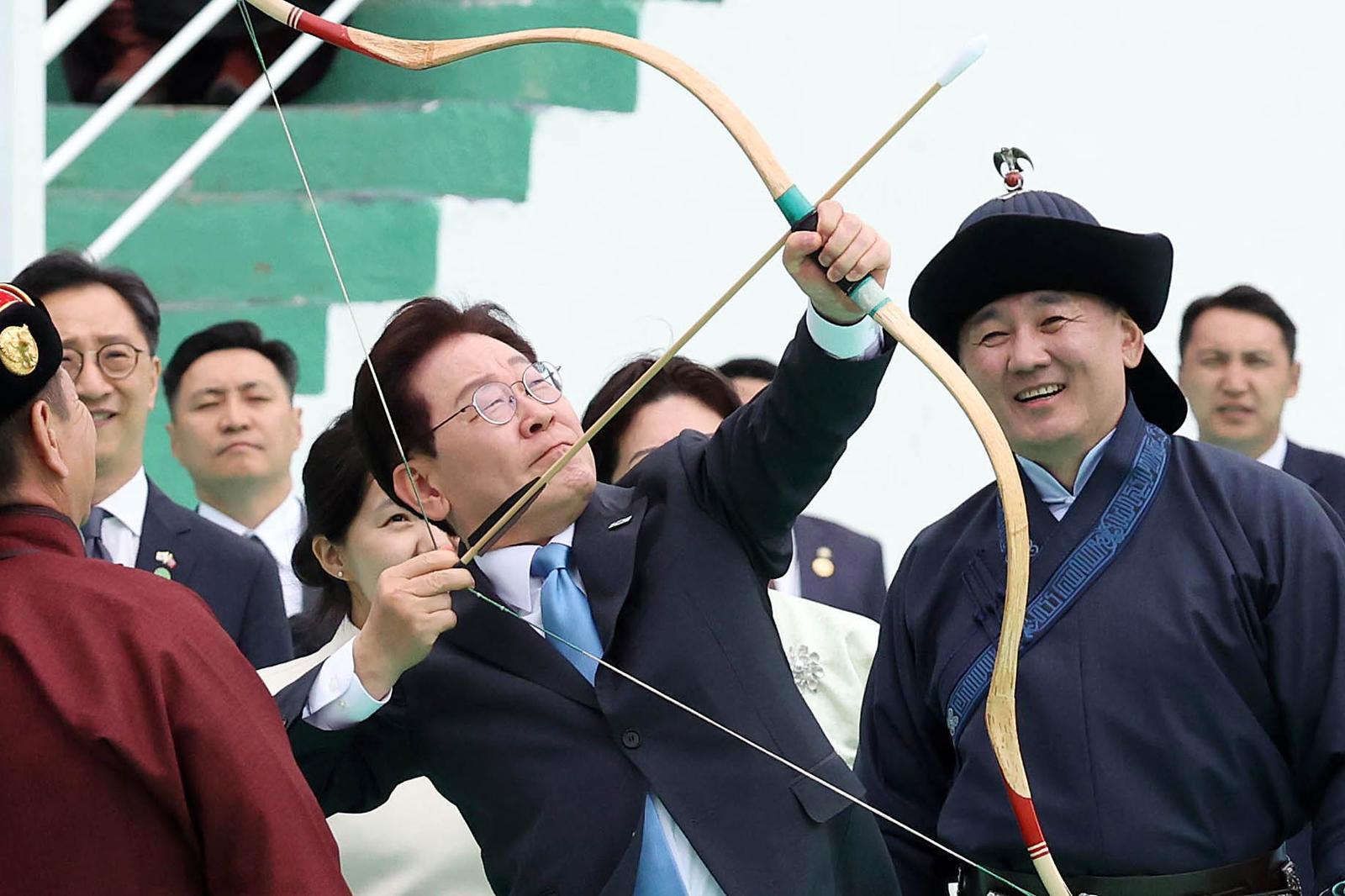 李, 몽골 전통축제 ‘나담’서 활쏘기 체험…순방 일정 마무리