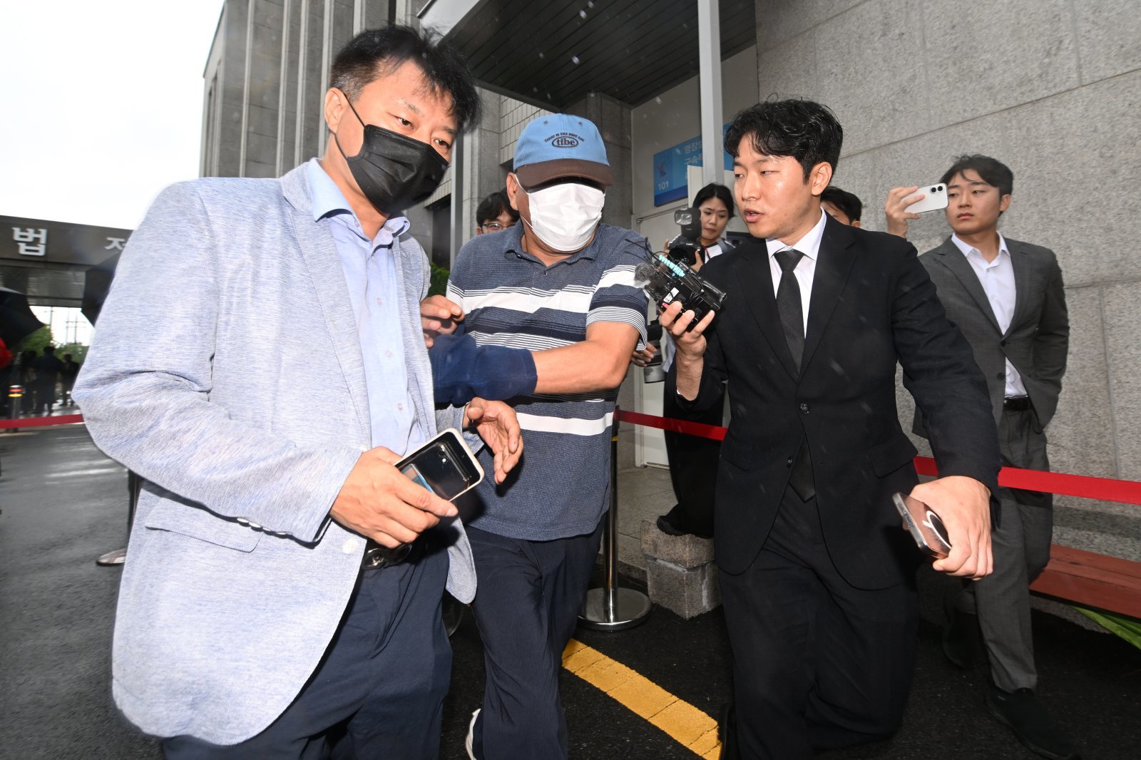 ‘장윤기 사건’과 관련해 증거인멸 혐의를 받고 있는 광주 광산경찰서 소속 경감이 8일 오전 광주 동구 광주지법에서 열린 구속 전 피의자 심문(영장실질심사)을 마치고 이동하고 있다. 뉴시스