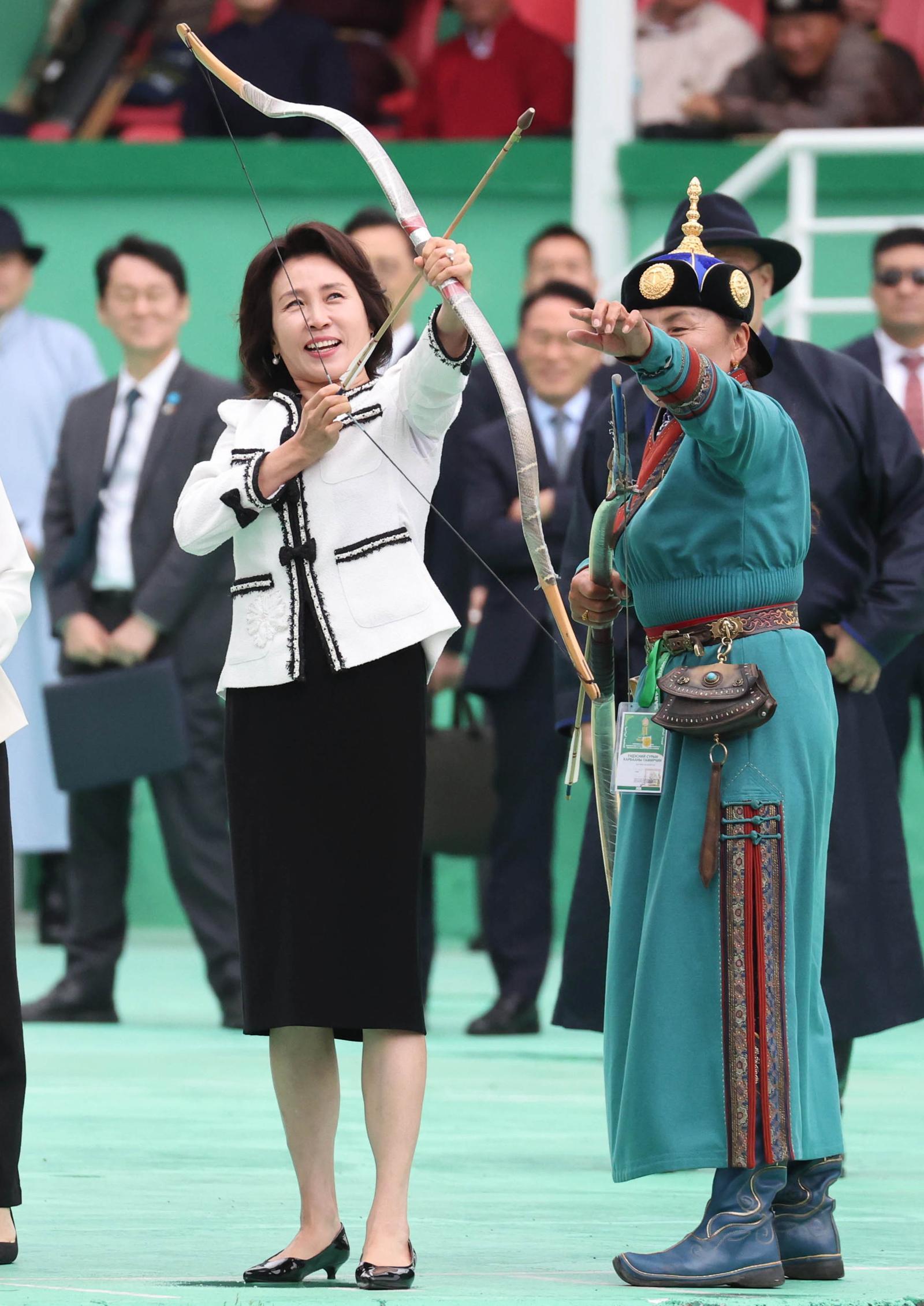 몽골을 국빈 방문한 김혜경 여사가 11일(현지 시간) 울란바타르 국립체육경기장 내 활쏘기 경기장에서 직접 활을 쏴보고 있다. 2026.07.11. 뉴시스