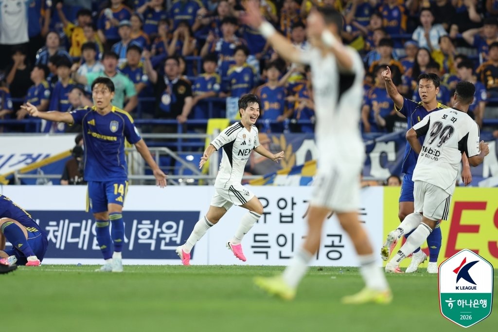 ‘만 17세’ 김예건 데뷔골…전북, 울산과 현대가 더비서 3-1 완승
