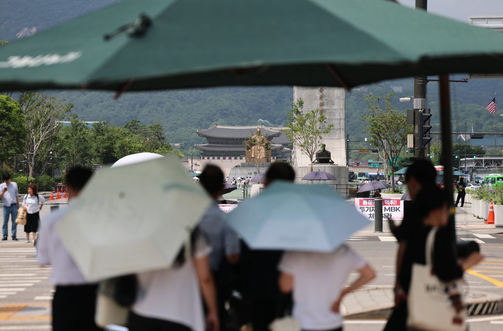 내일 낮 최고 37도 ‘폭염’ 지속…전국 곳곳 소나기