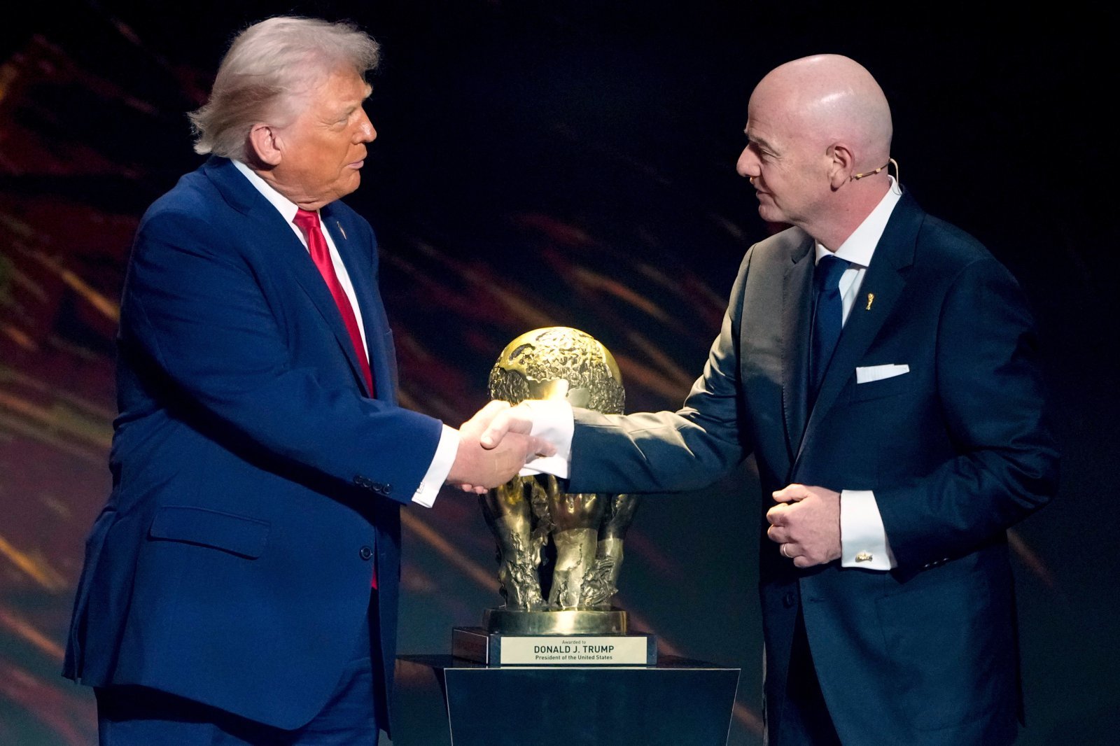 “트럼프 부탁인가” 물었는데 침묵…FIFA, 발로군 징계유예 논란 답변 거부