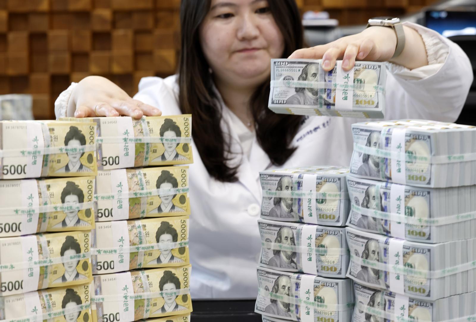 환율 1400원대로 내려오자 ‘달러 쇼핑’…예금잔액 9조원 급증