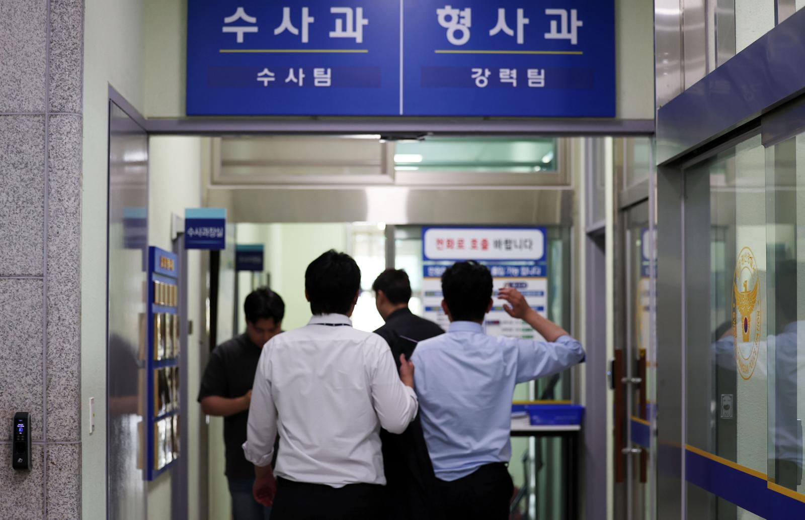 장윤기 사건에 대한 경찰의 증거인멸 의혹 등에 대한 강제 수사에 착수한 7일 검찰 수사관들이 광주 광산경찰서 형사과에 들어가고 있다. 2026.7.7/뉴스1