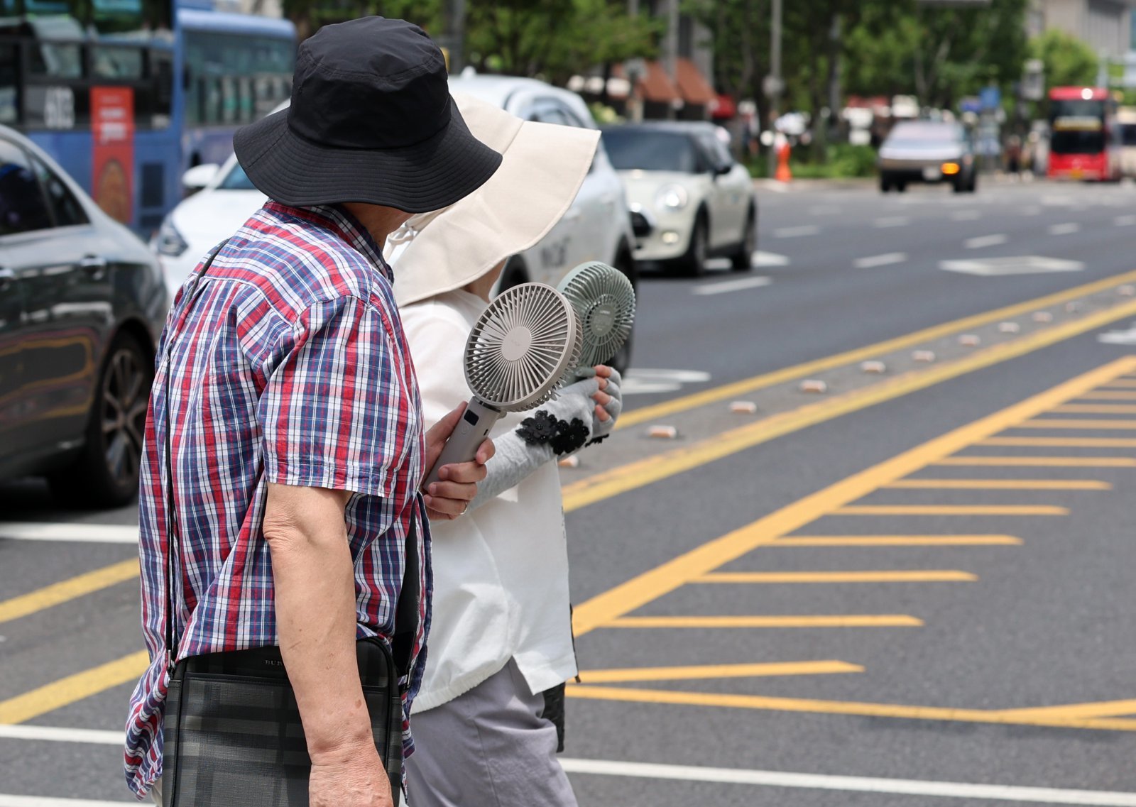 낮 최고 36도 무더위…오후엔 중부·전북 ‘소나기’