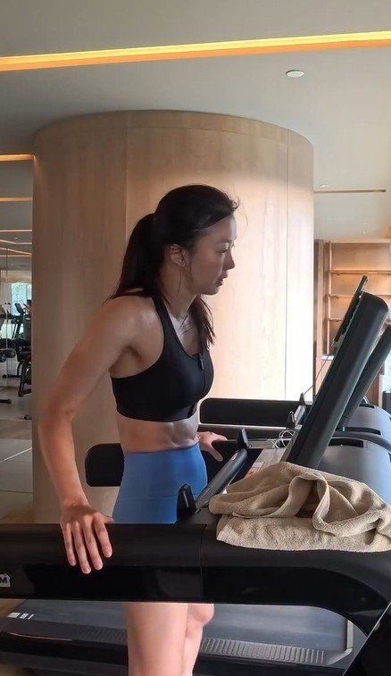 44세 이시영, 출산 8개월 만에 선명한 복근…놀라운 몸매
