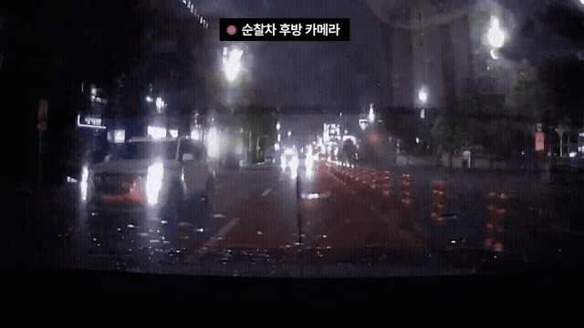 경찰차 바짝 붙어 상향등 ‘깜빡깜빡’…빗길 택시의 정체는