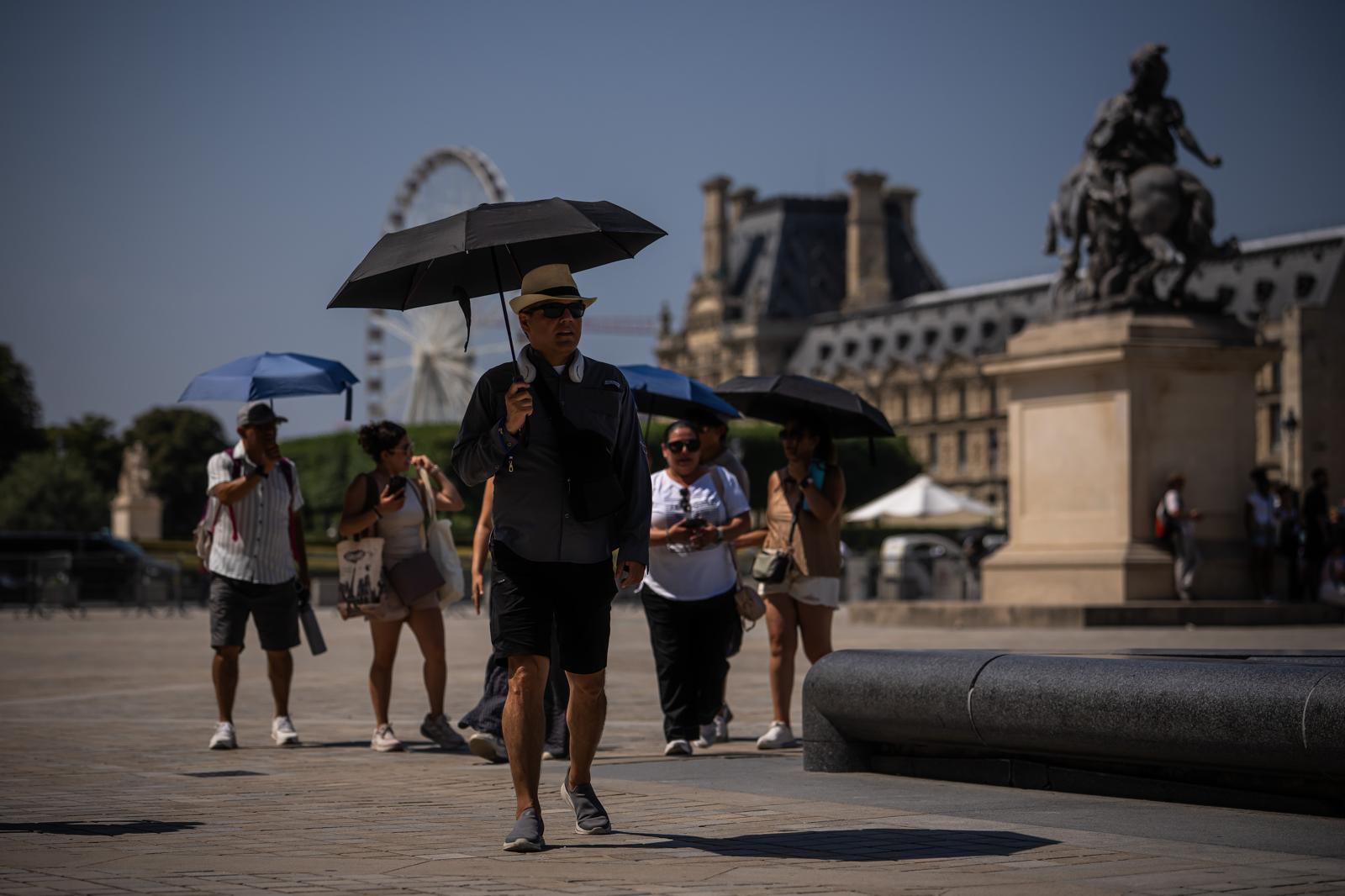 Military weapons found in vehicle near Paris synagogue; 300 residents evacuated