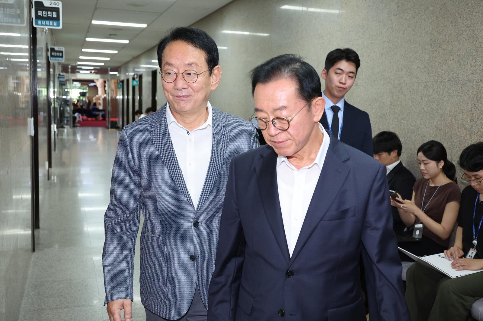 김도읍, 이종배 국민의힘 의원이 13일 서울 여의도 국회에서 열린 정점식 원내대표-중진의원 회동에 참석하고 있다. 2026.7.13 뉴스1
