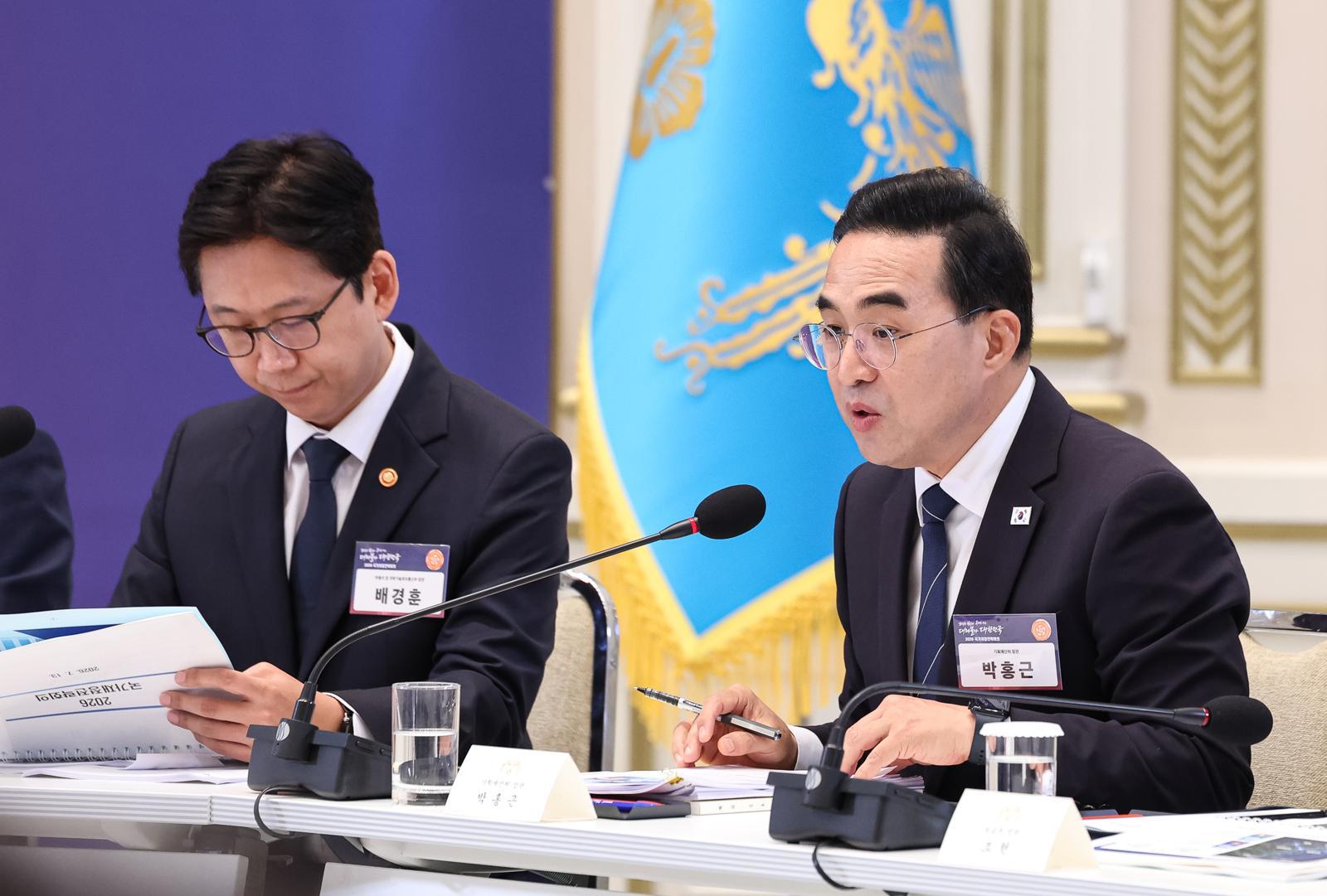 박홍근 기획예산처 장관이 13일 청와대 영빈관에서 열린 2026년 국가재정전략회의에서 재정 운용방향을 발표하고 있다. 2026.7.13/뉴스1