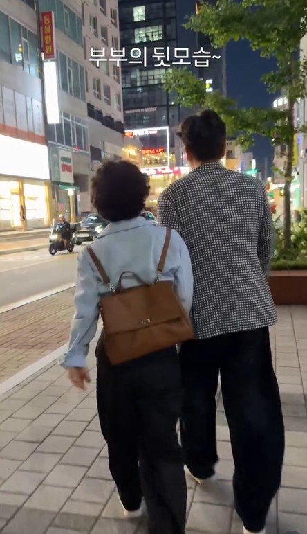 조혜련, 2세 연하 남편과 손 꼭 잡고 다정한 뒷모습