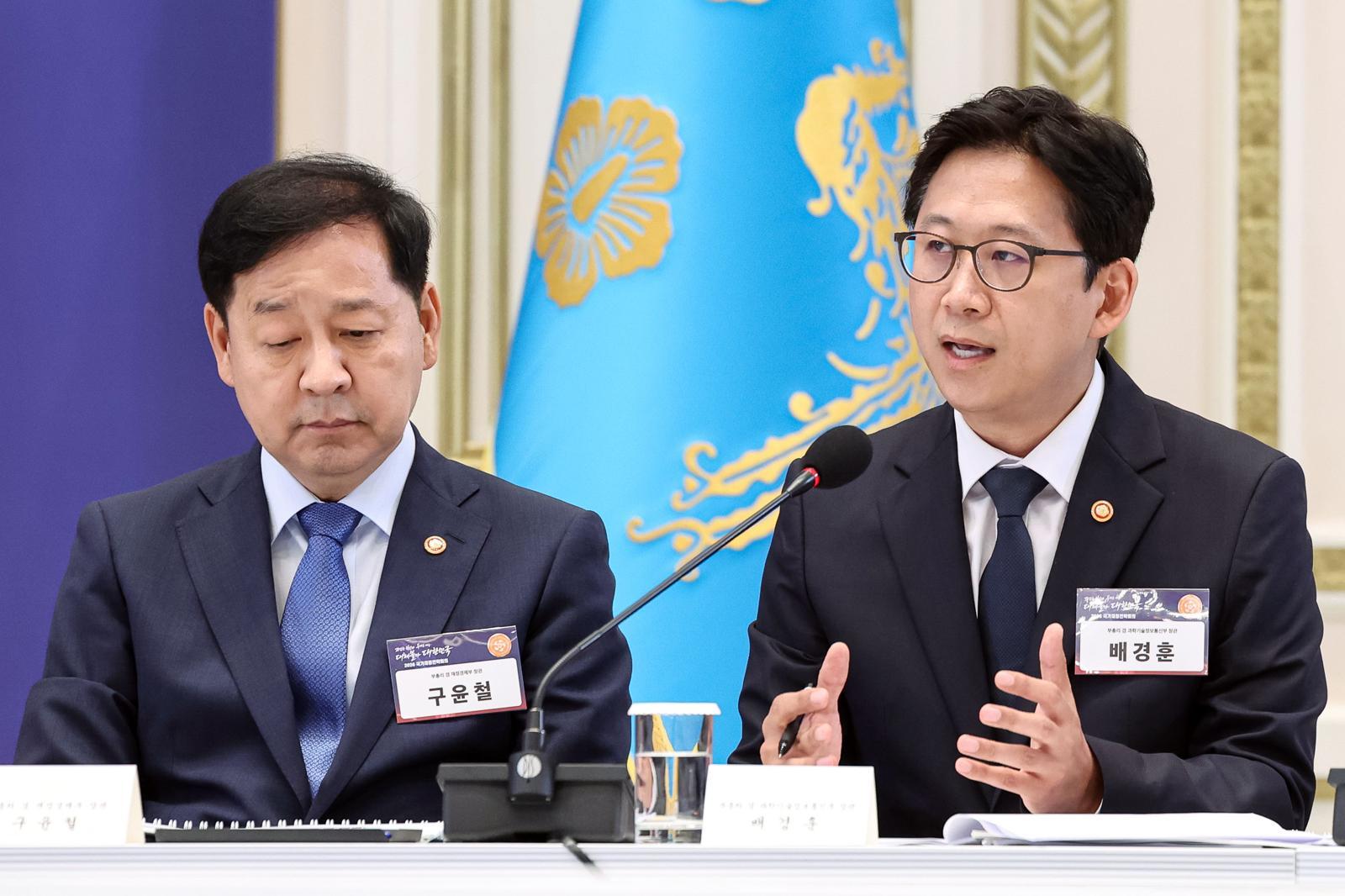 배경훈 부총리 겸 과학기술정보통신부 장관이 13일 청와대에서 열린 2026년 국가재정전략회의에서 3대 메가프로젝트 지원 방안 발표를 하고 있다. (청와대통신사진기자단) 2026.07.13 서울=뉴시스]