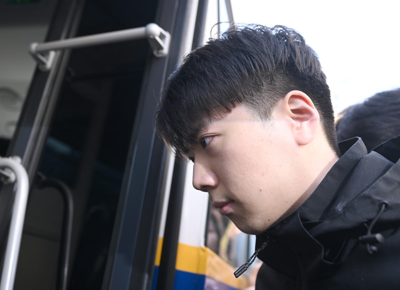 광주 도심에서 일면식 없는 여고생을 살해한 혐의 등을 받는 장윤기(23)가 14일 오전 광주 서부경찰서에서 검찰 송치를 위해 호송차에 오르고 있다. 2026.05.14 뉴시스