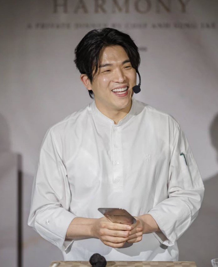 Chef Ahn Sung-jae reappears after wine controversy, netizens note weight loss