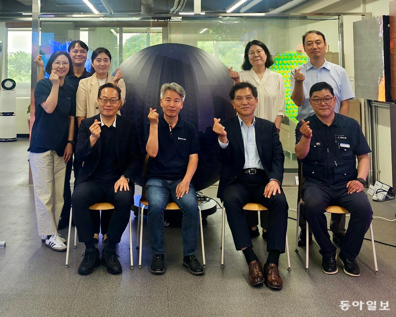8일 서울 중랑구에 있는 전광판 제조업체 ‘디스플레이허브’에서 노사발전재단의 실노동시간 단축 지원단이 유연근무제 등과 관련해 컨설팅을 마친 뒤 기념사진을 찍고 있다. 이문수 기자 doorwater@donga.com