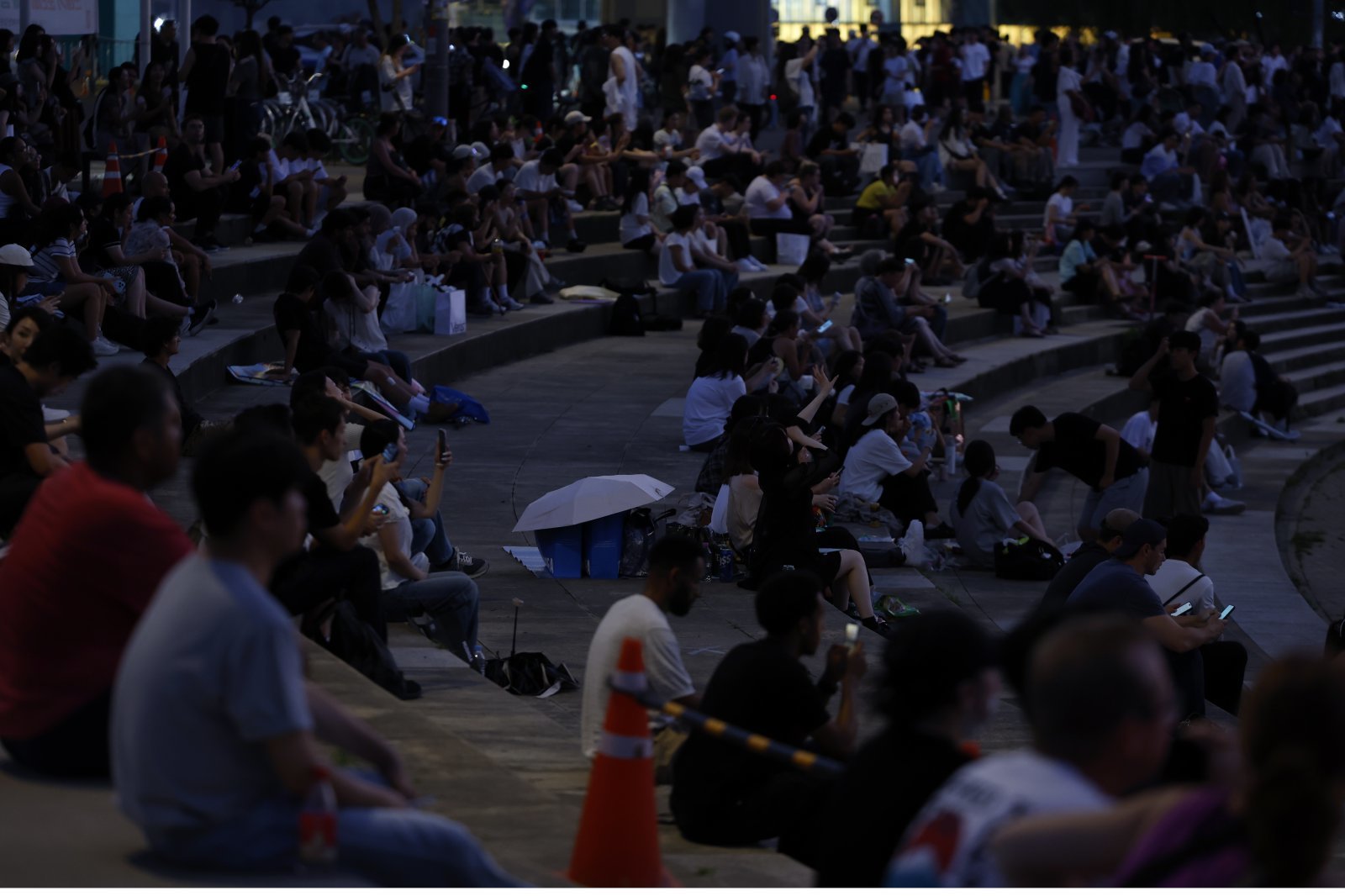 전국 대부분 지역에 폭염특보가 이어지며 낮 최고기온이 37도까지 오르는 찜통더위가 이어진 12일 오후 서울시 서초구 신반포로 반포한강공원을 찾은 시민들이 시원한 물줄기를 내뿜는 반포대교 달빛무지개분수를 바라보며 더위를 식히고 있다. 2026.7.12 ⓒ 뉴스1