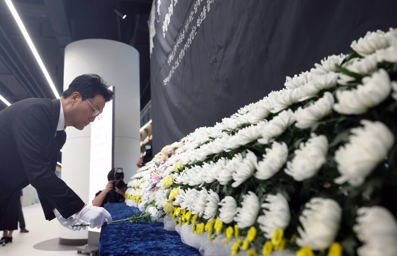 안민석 경기도교육감이 13일 수원 광교 있는 남부청사 1층에 마련된 순직 교사 추모식에 참석해 서초구 교사를 비롯한 순직 교사를 추모하고 있다. 경기도교육청 제공