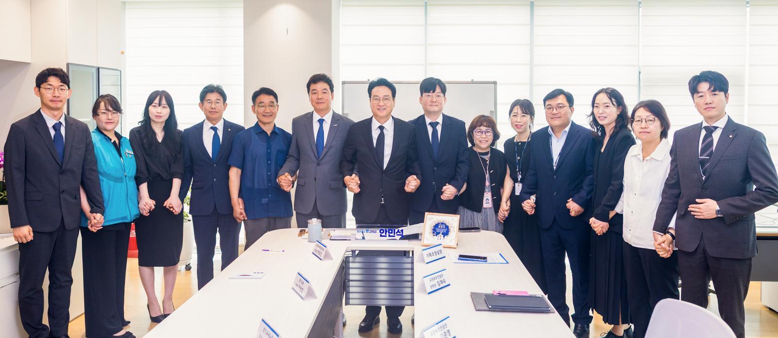 안민석 경기도교육감이 13일 수원 광교에 있는 남부청사 집무실에서 두 번째 정책 결재로 ‘교권보호단’에 서명한 뒤 교권보호 관련 전문가와 함께 기념 촬영을 하고 있다. 경기도교육청 제공