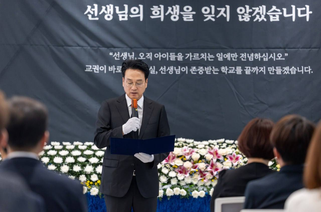 안민석 경기도교육감이 13일 수원 광교에 있는 남부청사 1층에 마련된 순직 교사 추모식에 참석해 인사말을 하고 있다. 경기도교육청 제공