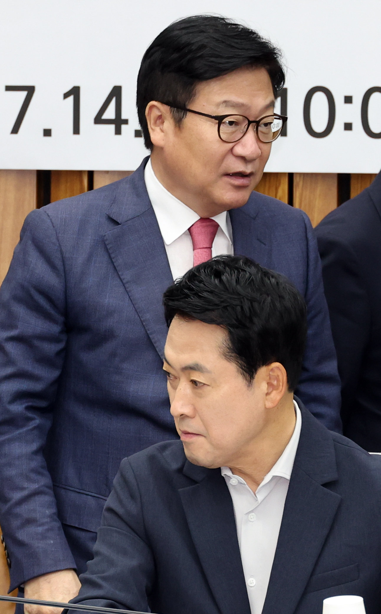 장동혁(아래) 국민의힘 대표와 정점식 원내대표가 14일 여의도 국회에서 열린 ‘장윤기 사건이 드러낸 수사 공백과 보완수사권의 필요성’ 토론회에 참석하고 있다. 뉴시스