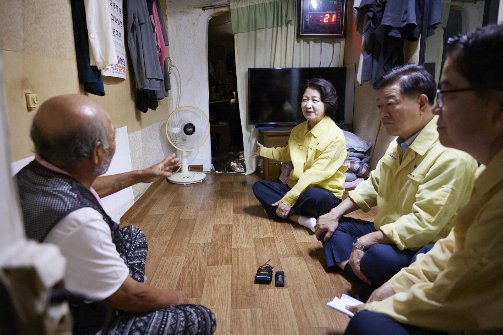 폭염 속 뚝방촌 간 추미애 “폭염도, 가난도 방치하지 않겠다”