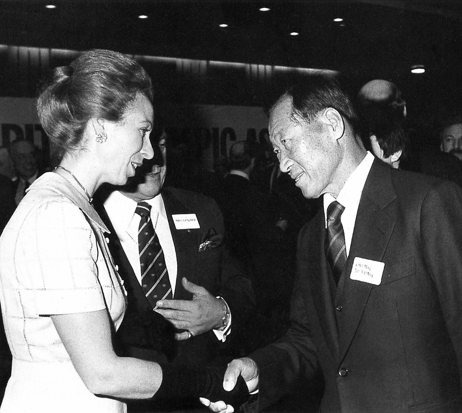 1980년대 영국올림픽위원회 위원으로 활동하던 앤 공주와 서울 올림픽 유치를 위해 활동하던 정주영 창업주가 악수를 나누는 모습. HD현대 제공