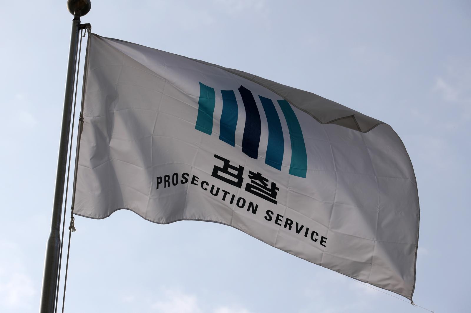 자진출석한 피의자 밖으로 불러내 긴급체포한 경찰