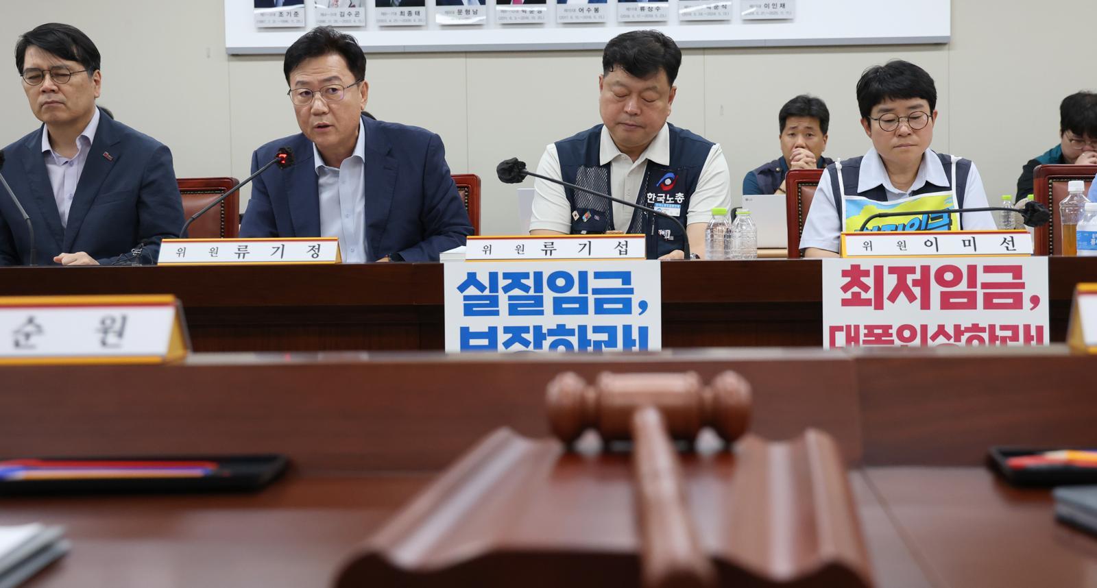 [속보]내년 최저임금 1만700원 결정…올해보다 380원 올라