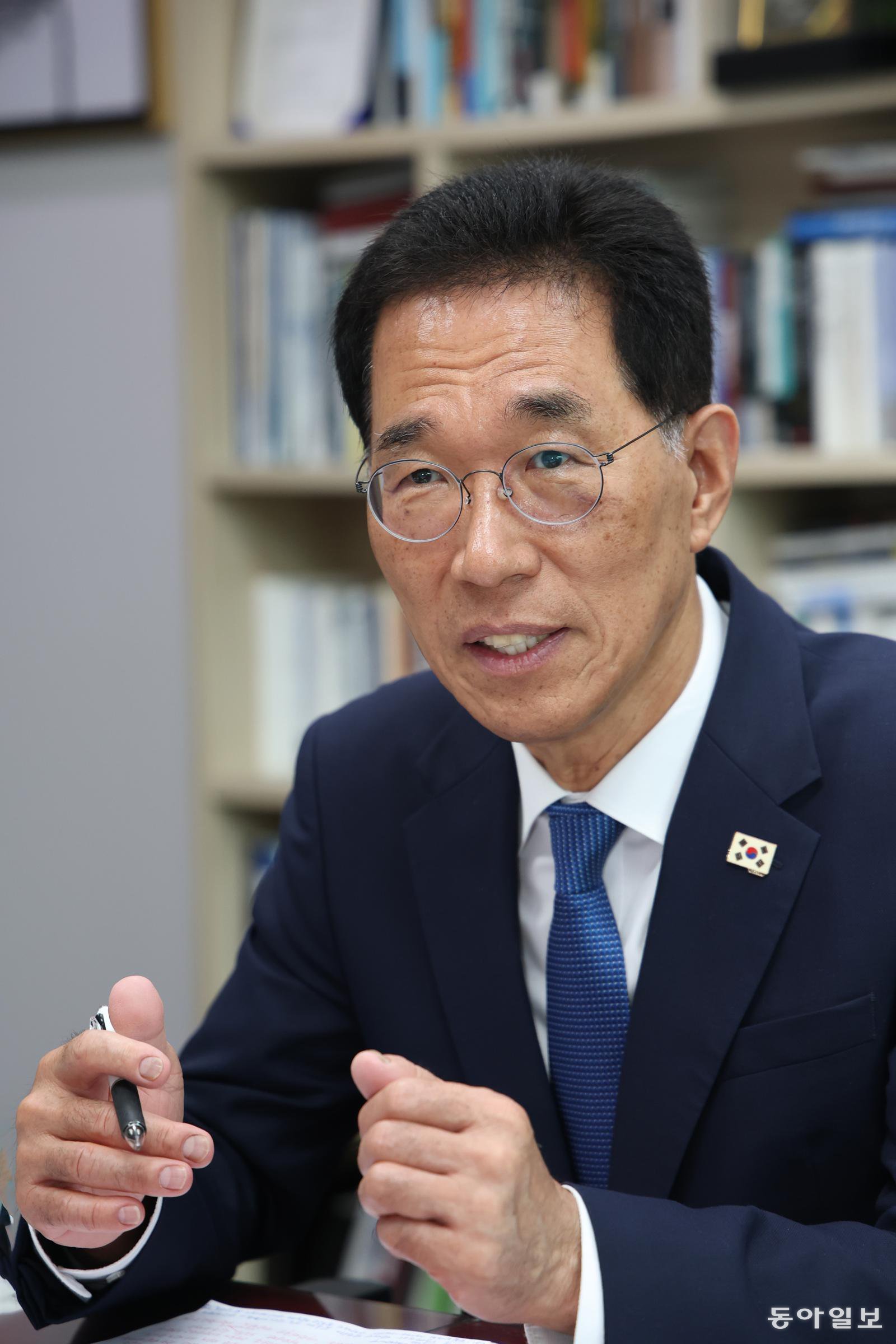 22대 국회 전반기 기후환경노동위원회 여당 간사를 역임했던 김주영 의원은 “전력산업을 전반적으로 감독하고 규제할 수 있는 법안이 필요하다”며 AI 시대에 맞는 제도 개선이 필요하다고 말했다. 이훈구 기자 ufo@donga.com