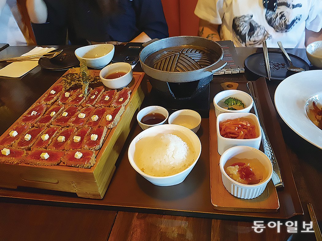 불레스토랑의 고기와 반찬들. 캘거리=이원홍 기자