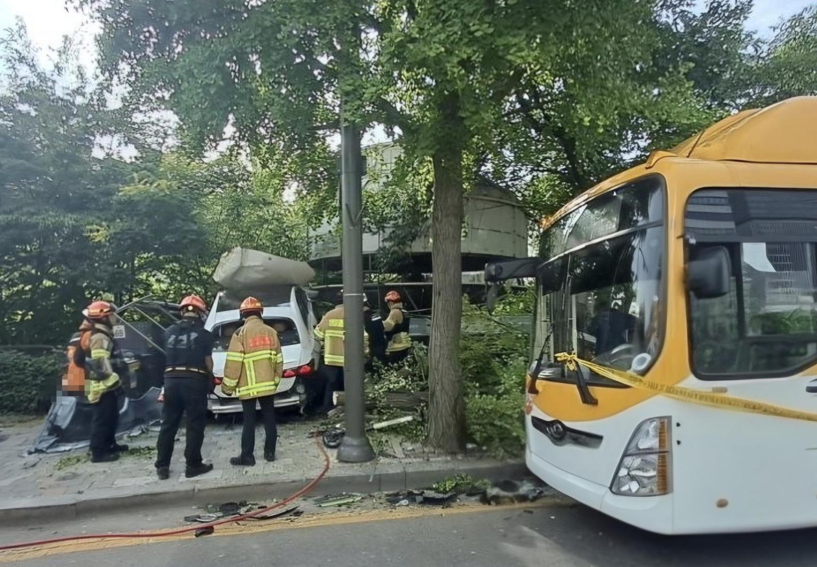 분당서 벤츠가 인도 돌진… 1명 사망