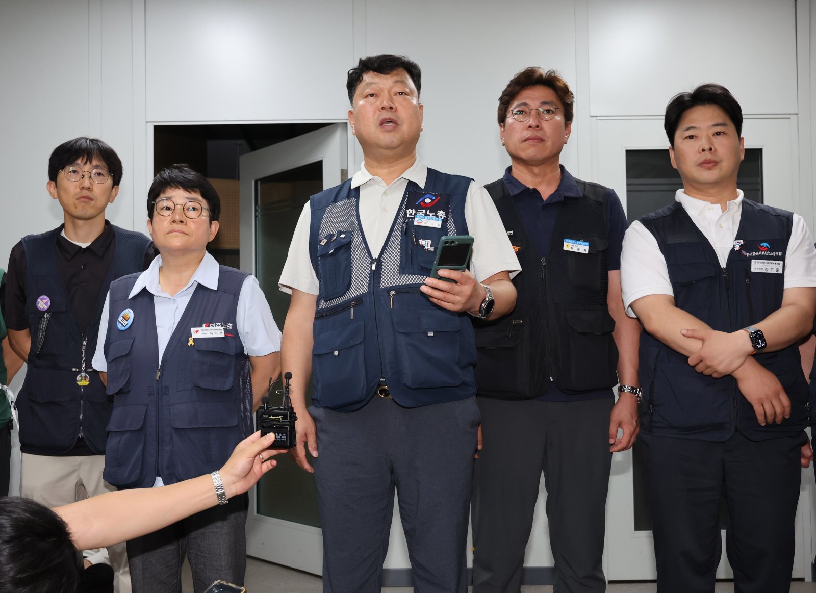 노동계 “최저임금, 턱없이 부족” vs 경영계 “동결했어야”