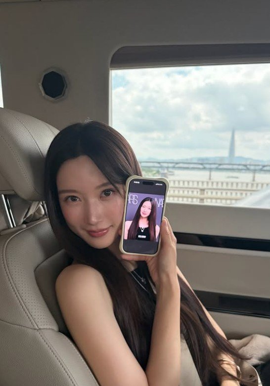 문가영, 휴대폰 속 얼굴 옆에서도 굴욕 없는 미모