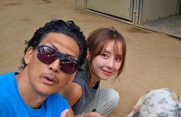 환갑잔치 끝낸 박준형, 미모의 승무원 출신 아내와 여행 떠났다