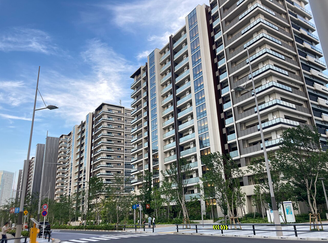 도쿄 올림픽 선수촌을 아파트로 개조해 분양한 5600세대 맨션 단지 하루미 플래그. 도쿄 중심지 주오구의 바닷가에 위치한 입지로 분양 당시부터 큰 인기를 끌었다. 위키피디아